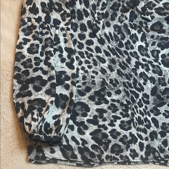 Michael Kors Black and White Animal Print Blouse with Bow and puff sleeves sz XL - Picture 4 of 10